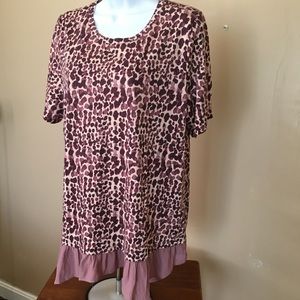 Logo printed short sleeve chiffon hem top.